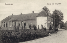 7114 Gezicht op de linkerzijde van de Christelijke School aan de Achterweg te Amerongen uit het westen.N.B. De ...